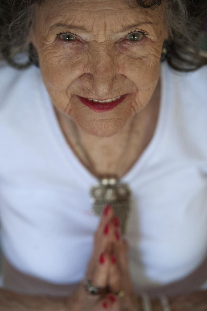 Yoga instructor Tao Porchon-Lynch goes through yoga poses at her yoga class in Hartsdale, New York May 14, 2012. At 93 years old, Porchon-Lynch was named the world's oldest yoga teacher by Guinness World Records. REUTERS/Keith Bedford (UNITED STATES - Tags: SOCIETY) Published: Kvě. 14, 2012, 10:49 odp.