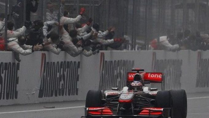 Obrazem: Závod na vodě zvládly McLareny. V Číně vládl Button