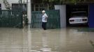 A local resident walks through a flooded street in the village of Novoukrainsk, near the southern Russian town of Krymsk, July 7, 2012. At least 99 people were killed in floods and landslides in southern Russia after two months' average rainfall fell in a few hours overnight, police and emergency officials said on Saturday. REUTERS/Vladimir Anosov (RUSSIA - Tags: DISASTER ENVIRONMENT) Published: Čec. 7, 2012, 3:40 odp.