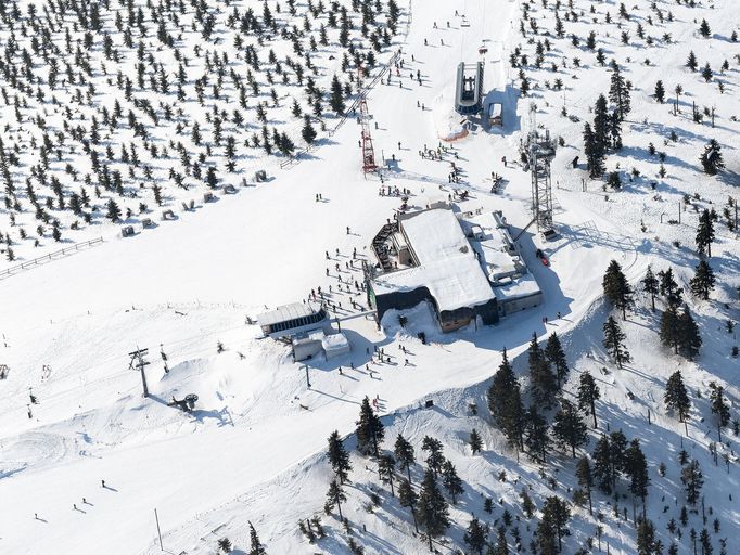 Krkonoše z výšky. Zimní snímky od Vrbatovy boudy až po Sněžku