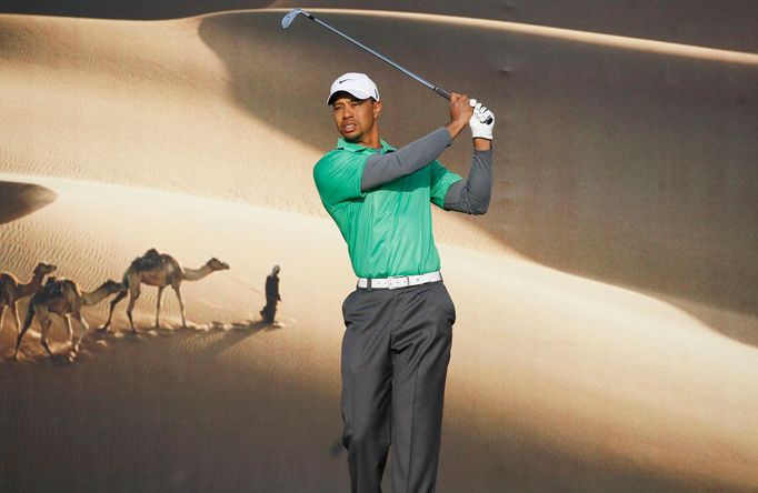 Američan Tiger Woods odpaluje na patnáctou jamku během prvního kola Abu Dhabi Championship v golfovém klubu Abu Dhabi, 26. ledna 2012. REUTERS/Nikhil Monteiro