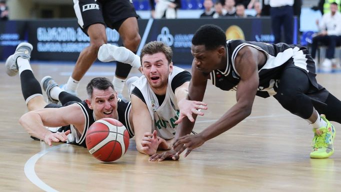 Basketbalisté Prievidze (v černém) bojují o míč s hráčem Kutaisi.