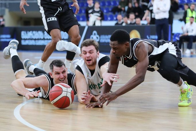 Basketbalisté Prievidze (v černém) bojují o míč s hráčem Kutaisi.