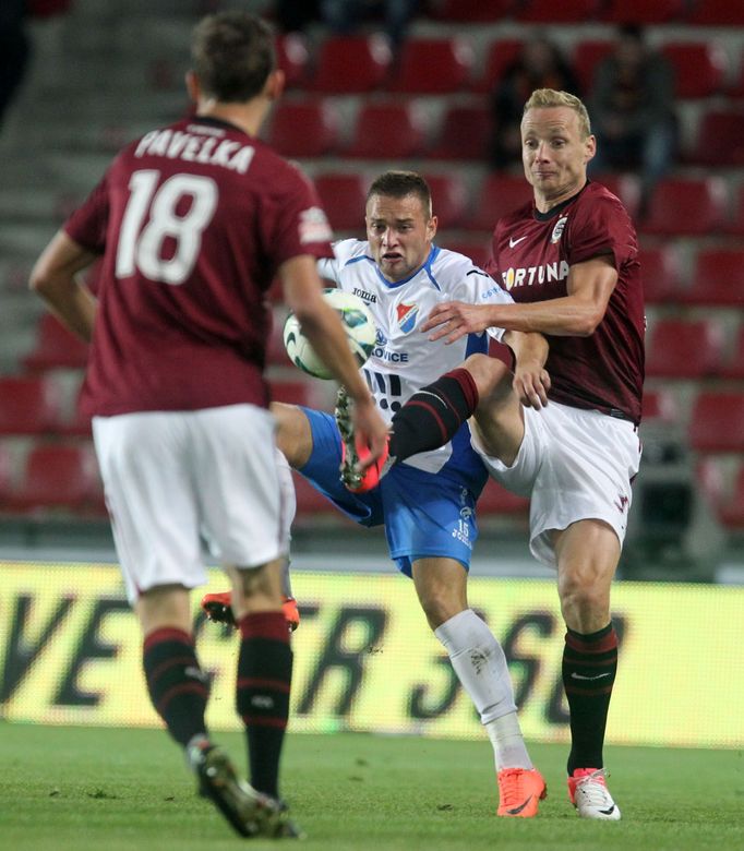 Fotbalista Sparty Praha Jiří Jarošík brání soupeře v utkání 10. kola Gambrinus ligy 2012/13 proti Baníku Ostrava.