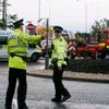 Policisté hlídkují u vchodu do hlavní haly letiště Glasgow