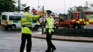 Policisté hlídkují u vchodu do hlavní haly letiště Glasgow