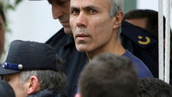 Papežského atentátnka Mehmeta Ali Agçu odvádí eskorta z vězení přímo k nástupu vojenské služby. 12. leden 2006