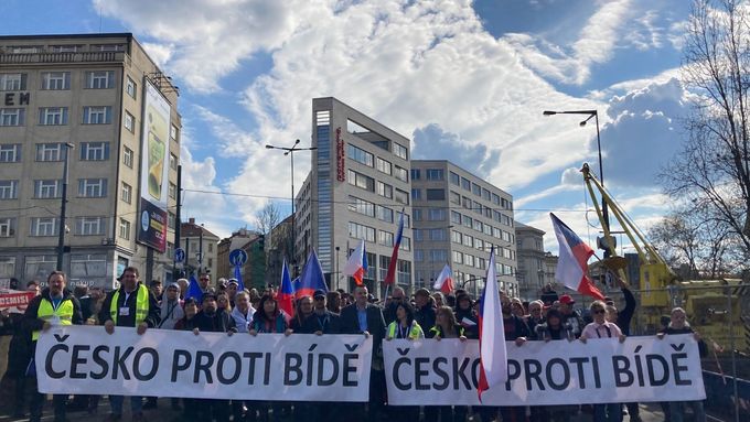 Nás neoblbnete, říkají lidé, kteří jdou na demonstraci Česko proti bídě, již svolává muž jezdící v porsche...