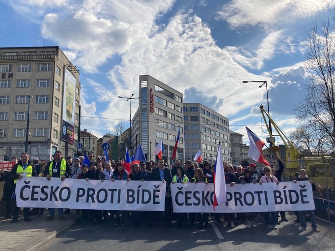 Protestní shromáždění na Václavském náměstí skončilo krátce před čtvrtou hodinou odpoledne. Po něm se průvod v čele s Rajchlem vydal ke Strakově akademii.