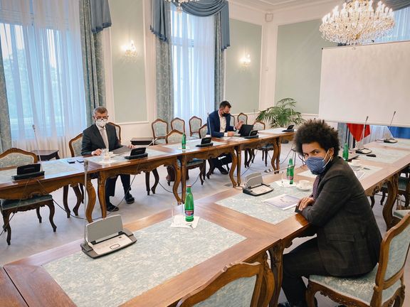 Premiér Andrej Babiš, vládní zmocněnec pro IT Vladimír Dzurilla a poslanec TOP 09 Dominik Feri při jednání o novém webu o koronaviru.