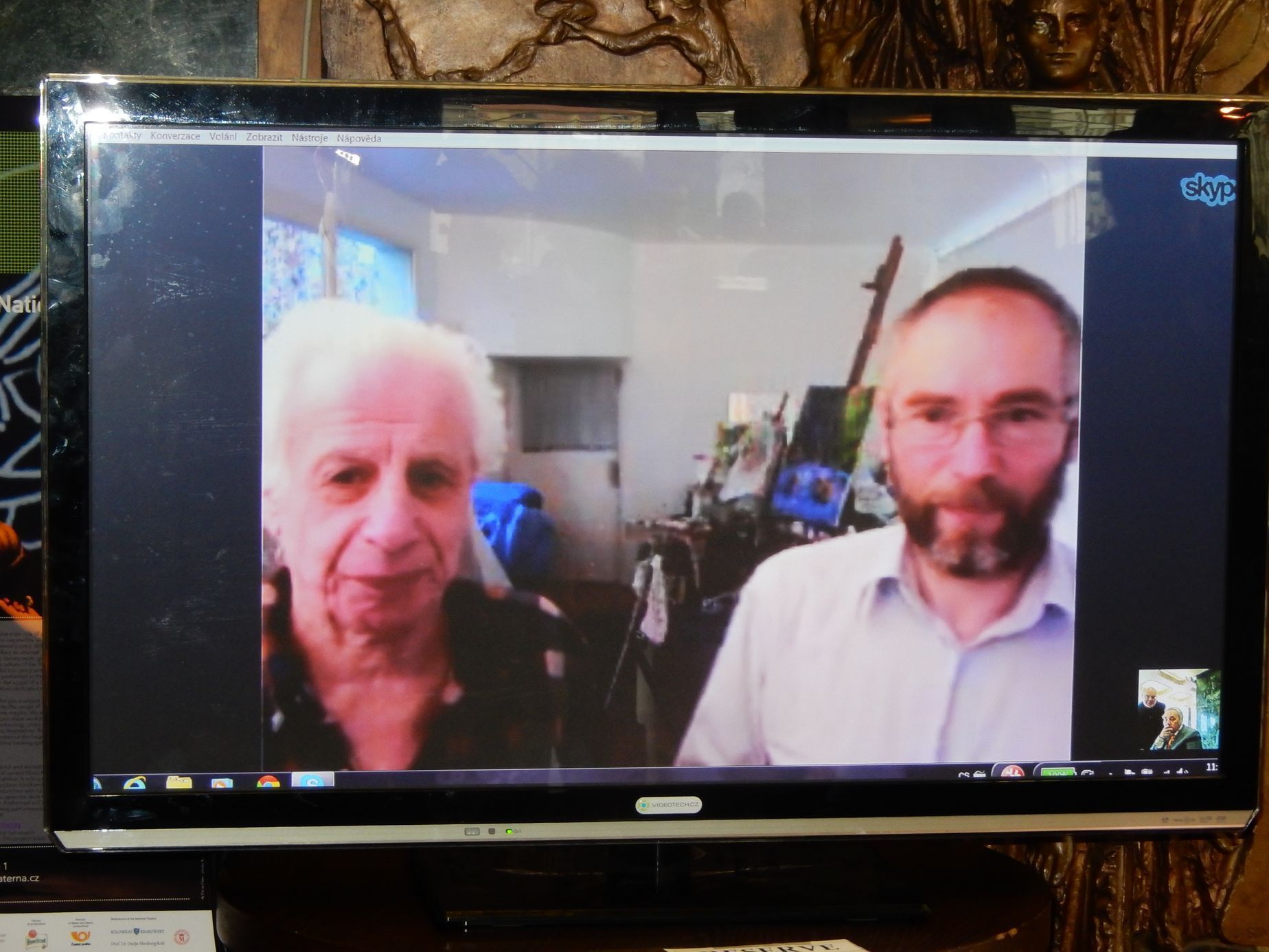 Viktor Fajnberg (vlevo) a Jaroslav Gorbaněvskij během rozhovoru přes videoskype s českými novináři.