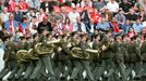 Jako první tým ale nastoupila na trávník Posádková hudba Praha. Nehráli fotbal, hráli státní hymnu.