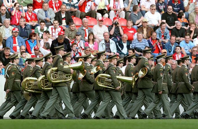 Jako první tým ale nastoupila na trávník Posádková hudba Praha. Nehráli fotbal, hráli státní hymnu.