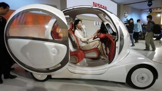 Čína, po Spojených státech hned druhý největší automobilový trh světa, obdivuje nové vozy. Na pekingskou výstavu přijel i malý Nissan Pivo.