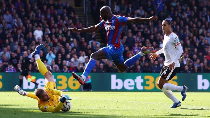 Český gólman Vítězslav Jaroš likviduje při svém debutu v brance Liverpoolu v Premier League šanci Jeana-Philippa Matety z Crystal Palace