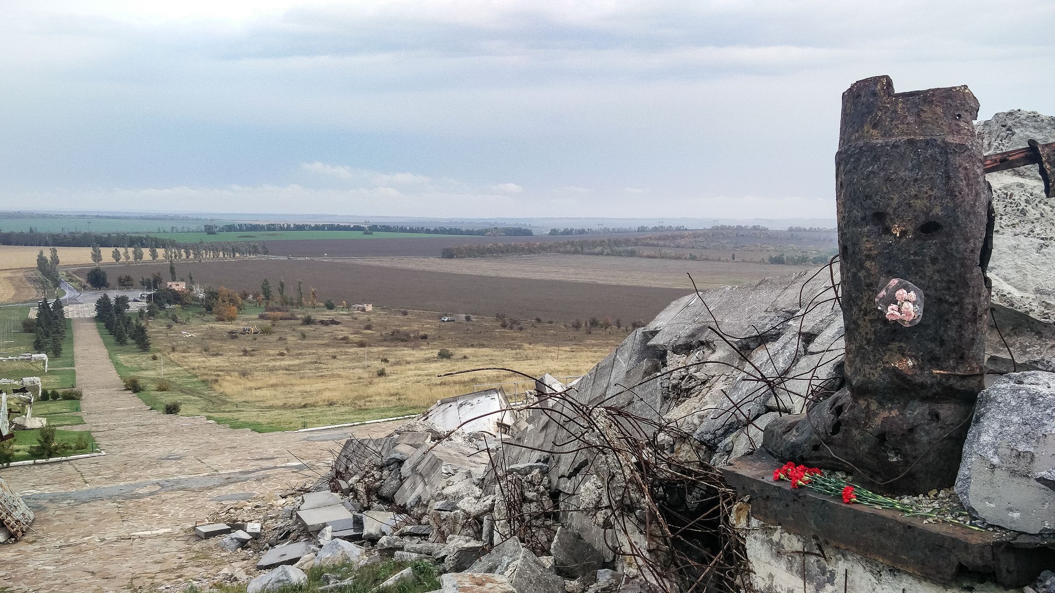 Rozbombardovaný pomník hrdinům 2. světové války u města Pervomajsk