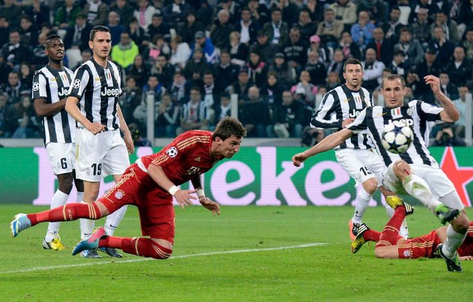 Fotbal, Juventus - Bayern: Mario Mandžukič dává gól na 0:1