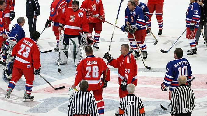 Oslavy 100 let českého hokeje ukázaly, že češi disponují hokejovými hvězdami napříč generacemi. Jejich lesk se však leckdy zveličoval a zneužíval.