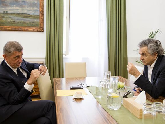 Bernard-Henri Lévy (vpravo) při loňském setkání s premiérem Andrejem Babišem z hnutí ANO.