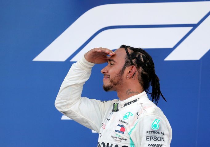 Lewis Hamilton z týmu Mercedesu slaví vítězství ve Velké ceně Ruska formule 1 2019