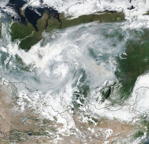 Oblaka dýmu nad Sibiří zachycená satelitem NASA.