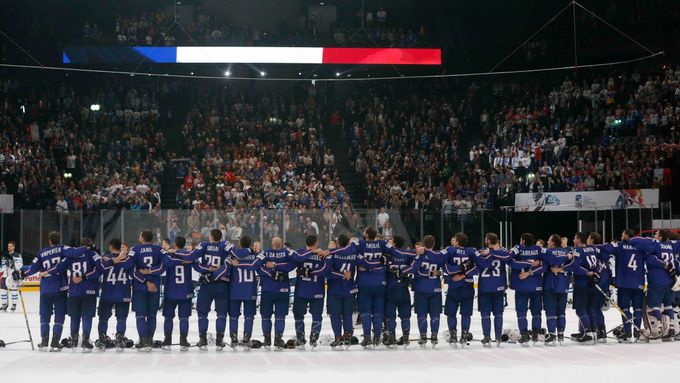 Francouzští hokejisté se po vítězství objali na modré čáře.