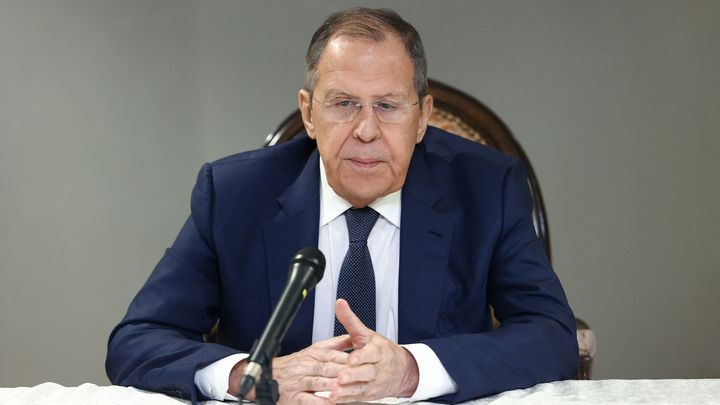 Ruský cynismus nezná hranic. Lavrov i propagandistka lhali o útocích na Ukrajinu