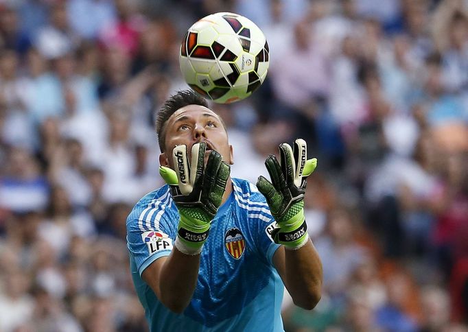 Brankář Valencie Diego Alves.