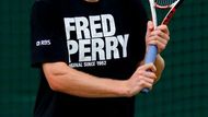 Andy Murray trénoval v pátek ve Wimbledonu v tričku se jménem posledního britského vítěze v All England Clubu Freda Perryho.