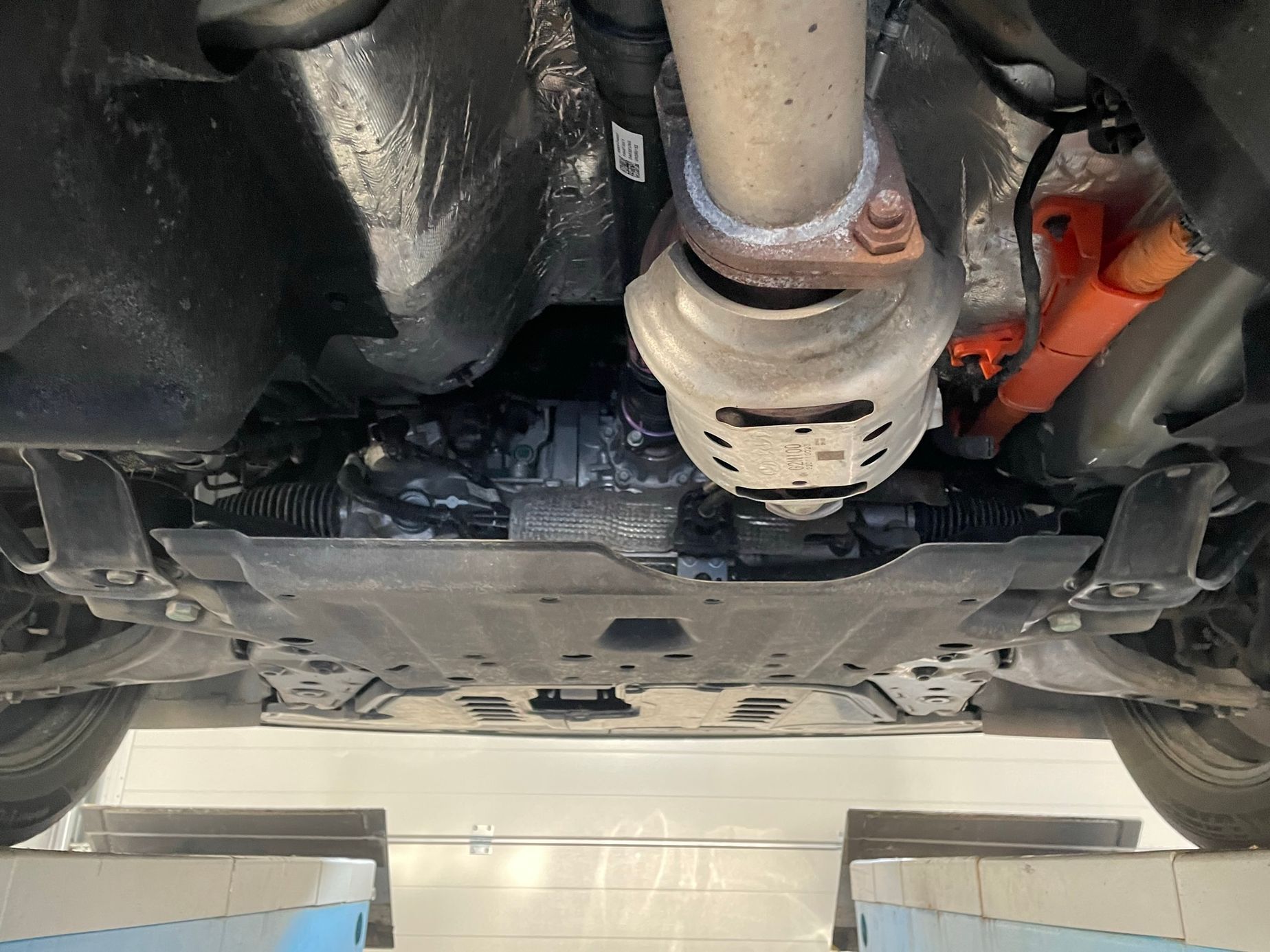 Podvozek, Kia Sorento, plug-in hybrid, auto na zvedáku, autoservis