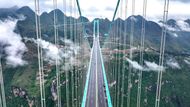 Slavnostní otevření mostu 28. září 2025 znamenalo nový rekord v inženýrství, Huajiang Grand Canyon je nyní nejvyšší most světa a překonal i sousední most Beipanjiang (v galerii č. 9) v téže provincii, čímž potvrdil sílu čínské moderní infrastruktury.