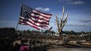 A flag is placed in the foundation of a flattened home day after a tornado devastated the town Moore, Oklahoma, on the outskirts of Oklahoma City May 21, 2013. Rescuers went building to building in search of victims and thousands of survivors were homeless on Tuesday after a massive tornado tore through the Oklahoma City suburb of Moore, wiping out whole blocks of homes and killing at least 24 people. REUTERS/Adrees Latif (UNITED STATES - Tags: DISASTER ENVIRONMENT TPX IMAGES OF THE DAY) Published: Kvě. 22, 2013, 5:09 dop.