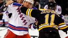 Hokejová bitka Stu Bickel (Rangers) proti Gregory Cambellovi (Boston)