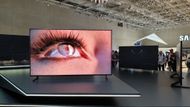 Skoro největší produkt a největší překvapení na veletrhu IFA si představil Samsung. Přivezl první televizi s rozlišením UltraHD 8K, kterou začne v říjnu prodávat i v Česku. Model s úhlopříčkou 163 cm (65“) vyjde na 130 tisíc korun. Vedle čtyřnásobného množství detailů proti rozlišení 4K má nová televize také dvojnásobný maximální jas než dosavadní rekordman od Samsungu a o optimální zobrazení obrazu v nižším rozlišení se stará procesor s podporou umělé inteligence.