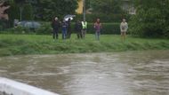 Lidé na břehu řeky Olšavy v Uherském Brodě s napětím sledují stoupající hladinu řeky.