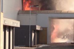 Na výstavišti v Letňanech hořelo. Dva lidé se zranili, přijela většina hasičů z metropole