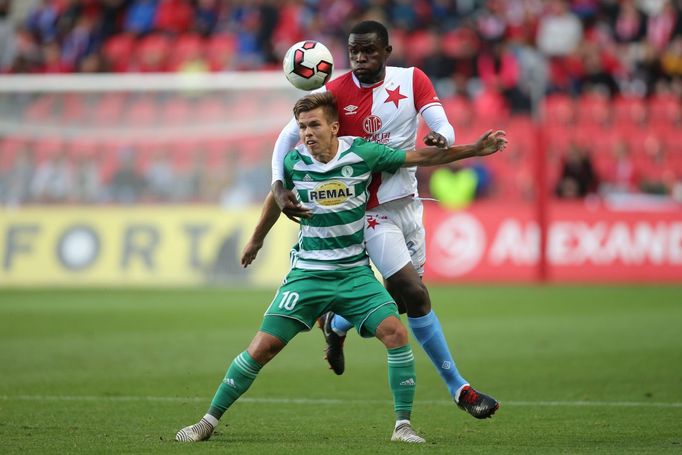 Michael Ngadeu a Jakub Nečas (10)  v ligovém zápase s Bohemians 1905