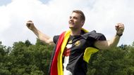 Manuel Neuer, nejlepší brankář šampionátu, před fanoušky skákal radostí