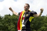 Manuel Neuer, nejlepší brankář šampionátu, před fanoušky skákal radostí