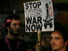 Izraelští levicoví aktivisté protestují proti válce během protestů v Tel Avivu.