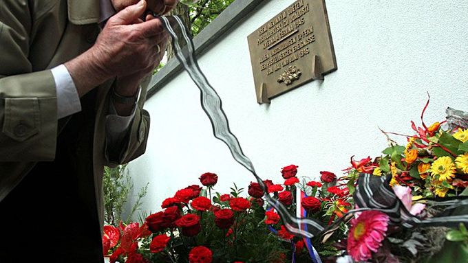 K pamětní desce přijely uctít památku desítky Němců, ač o nich není na desce ani zmínka