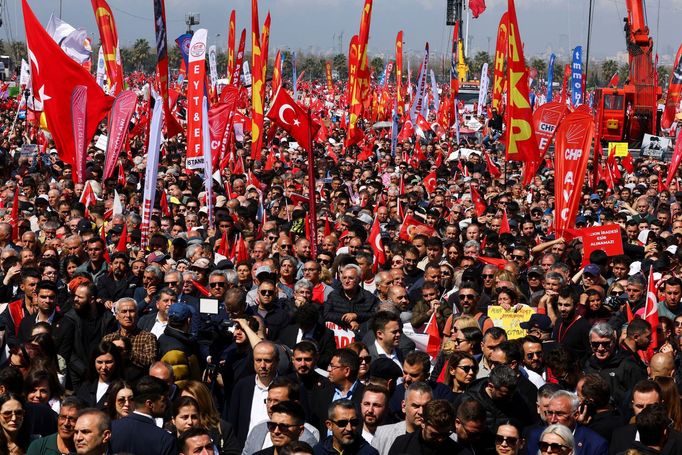 Stovky tisíc lidí se v sobotu v Istanbulu zúčastnily demonstrace, kterou svolala turecká opozice proti zadržení bývalého starosty tohoto města Ekrema Imamoglua.