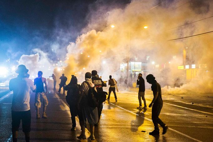 Protesty ve Fergusonu na předměstí St. Louis neutichají. Úřady vyhlásily zákaz vycházení.