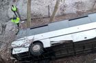 Autobus spadl v Mělníku z desetimetrového srázu. Tři zranění