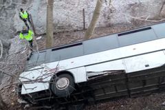 V Mělníku havaroval autobus, převrátil se na bok. Tři lidé se zranili