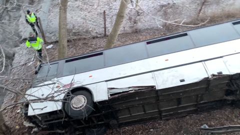 Autobus spadl v Mělníku z desetimetrového srázu. Tři zranění