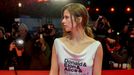 Na snímku z červeného koberce na zahájení festivalu Berlinale je německá klimatická aktivistka Luisa Neubauer.