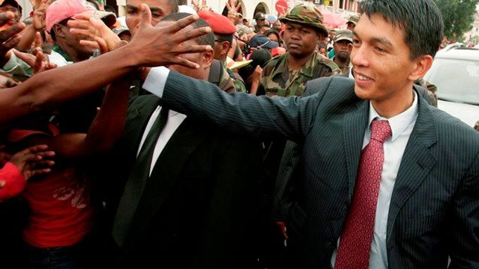Andry Rajoelina, nový vládce Madagaskaru, zdraví své přívržence