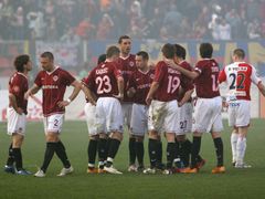 Porada hráčů Sparty na hřišti během přerušení utkání kvůli výtržnostem v hledišti.