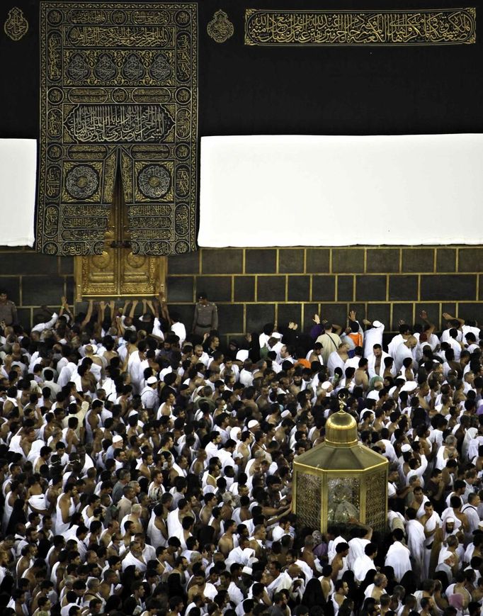 Muslim pilgrims touching and praying door of the Kaaba also pray front Station of Ibrahim "Maqam Ibrahim" at the Grand mosque during the annual haj pilgrimage in the holy city of Mecca October 23, 2012, ahead of Eid al-Adha which marks the end of haj. On October 25, the day of Arafat, millions of Muslim pilgrims will stand in prayer on Mount Arafat near Mecca at the peak of the annual pilgrimage. REUTERS/Amr Abdallah Dalsh (SAUDI ARABIA - Tags: RELIGION TPX IMAGES OF THE DAY) Published: Říj. 24, 2012, 6:16 dop.